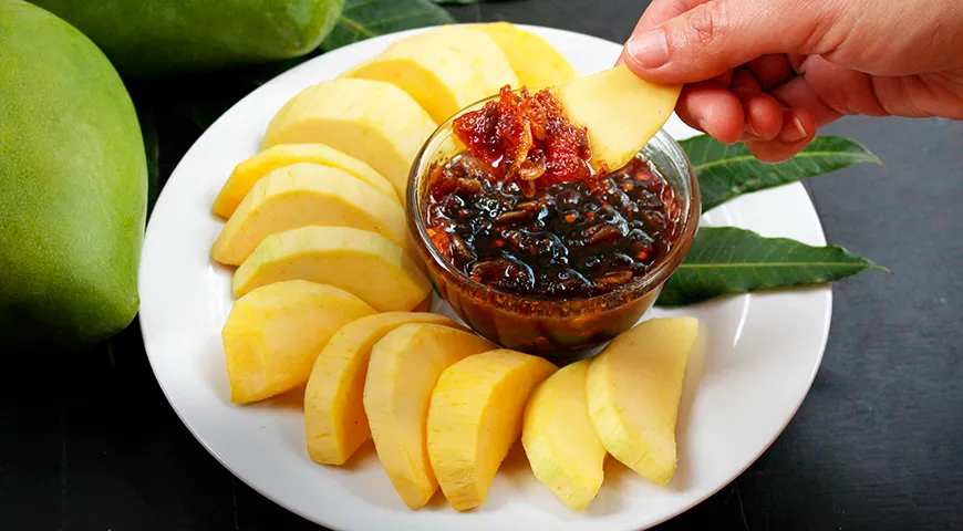 Тайский рыбный соус «нам пла» обычно темнее и гуще, с яркой соленой доминантой