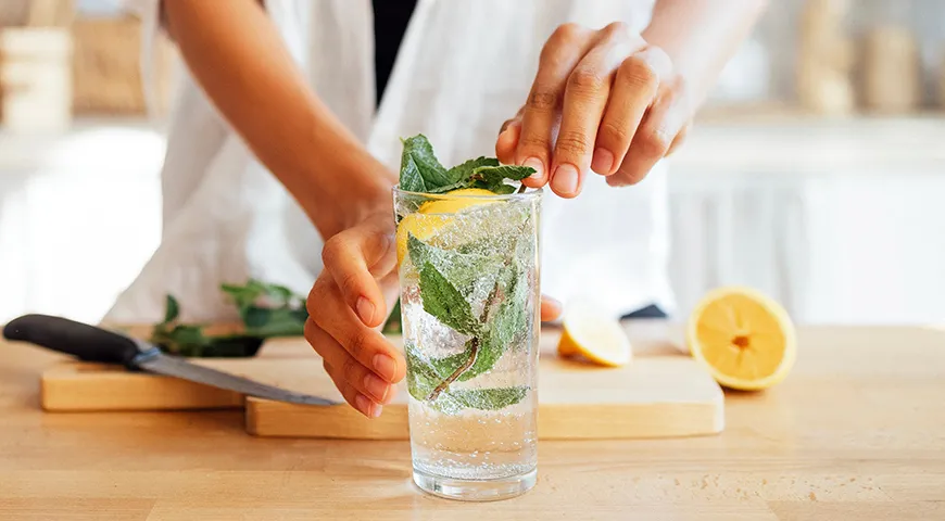 Acqua e limone (вода с лимоном и содовой) — популярный летний напиток в Италии и Испании