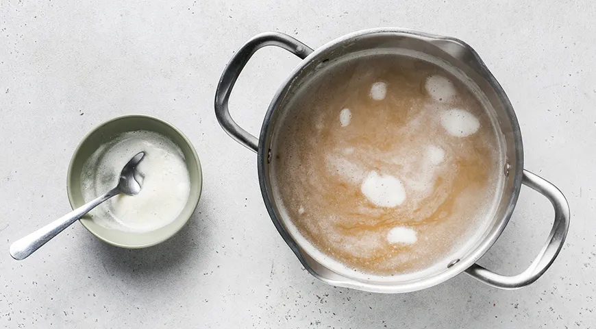 Гороховое пюре в кастрюле