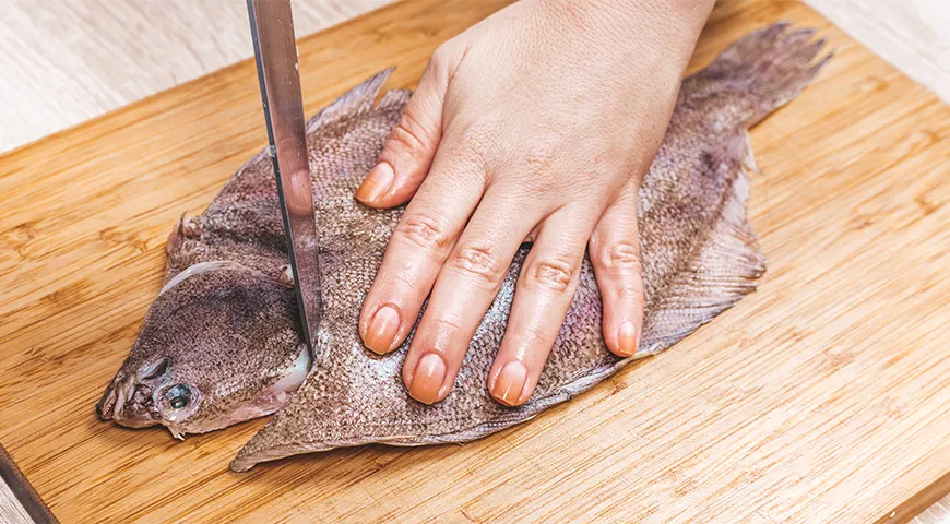 Как почистить рыбу целиком с удалением головы, фото Shutterstock