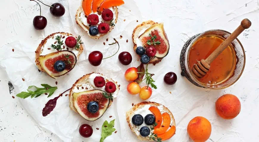 Из сезонных ягод и фруктов можно сделать необычные яркие закуски, главное — не бояться экспериментов