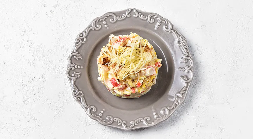 Салат Королевский с крабовыми палочками и сухариками