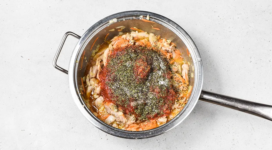 Гуляш из курицы с подливкой на сковороде