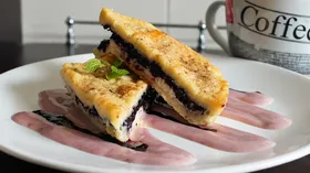 Французский тост с черникой и творожным сыром