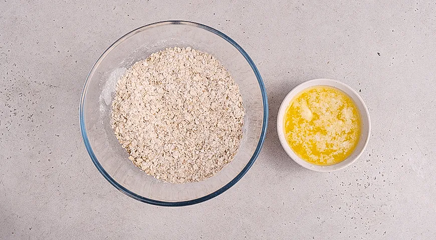 Овсяный крамбл с ягодами