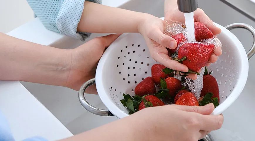 Научите детей мыть ягоды, фрукты и овощи перед едой