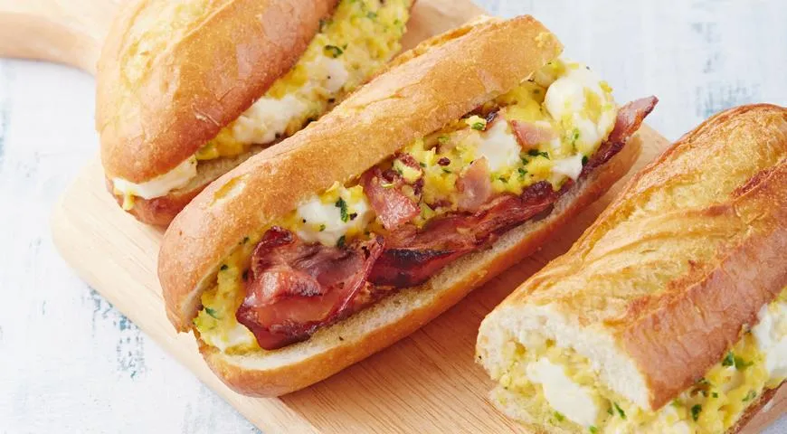 Горячий багет с яйцами-скрэмбл и брынзой