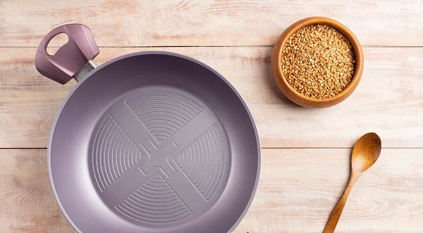 Чтобы гречка получилась более рассыпчатой, крупу предварительно прокаливают на сухой сковороде