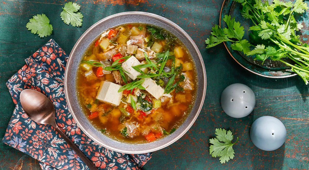 Пуктяй — сытный густой суп коре-сарам на основе соевой пасты, символизирующий домашний уют и объединяющий корейские и советские кулинарные традиции