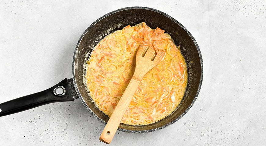 Тушеная скумбрия с овощами в сметане на сковороде