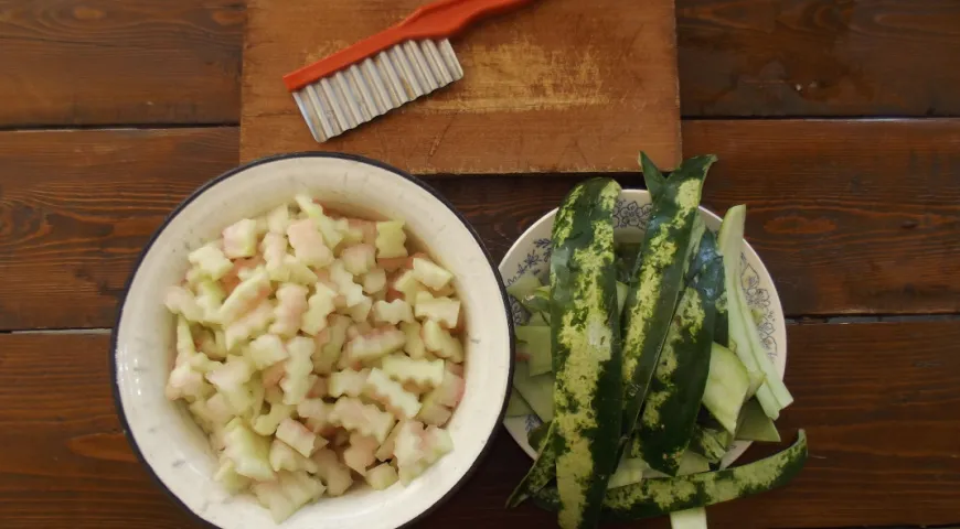 Именно так выглядит нужный вам нож – резать в блюдо кожуру арбуза не обязательно