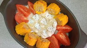 Сыр бри запечённый с помидором и кукурузой