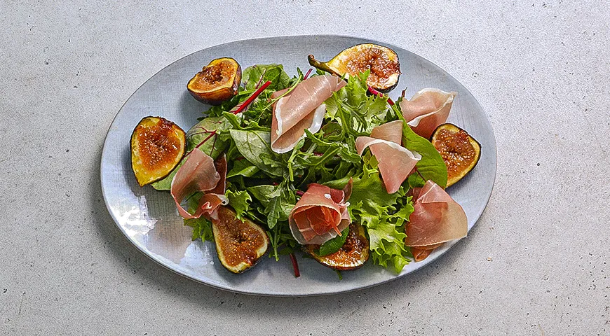 Салат с инжиром и пармезаном