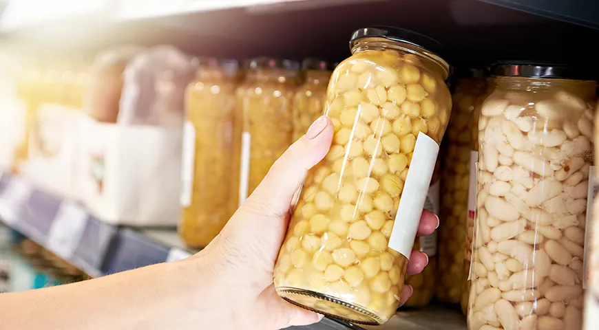 При выборе качественного консервированного нута в банке (особенно стеклянной) обратите внимание на заливку: она должна быть прозрачной или слегка мутной