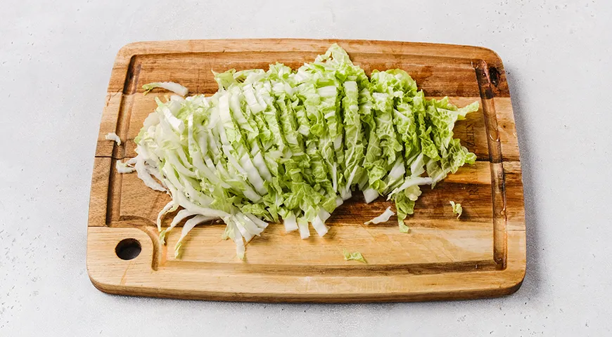 Салат из пекинской капусты с кукурузой, яйцом и огурцом