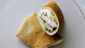 Кабачковые блины, фаршированные индейкой, творожным сыром и огурцом