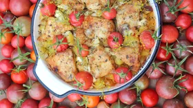 Куриное филе с кабачками, картофелем в сметано-горчичном соусе с черри