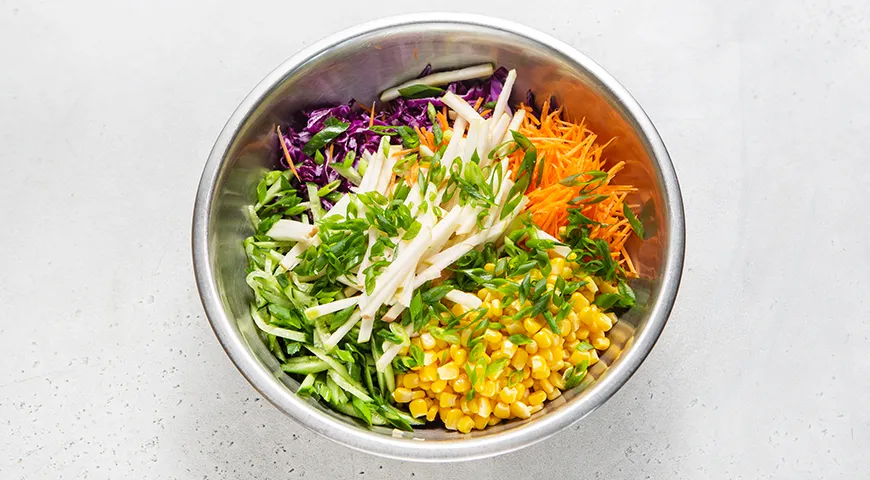 Салат из краснокочанной капусты с кукурузой