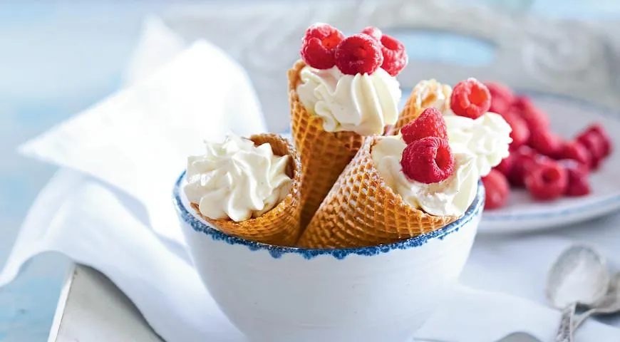 Рецепт сладких вафель-рожков с творогом и ягодами