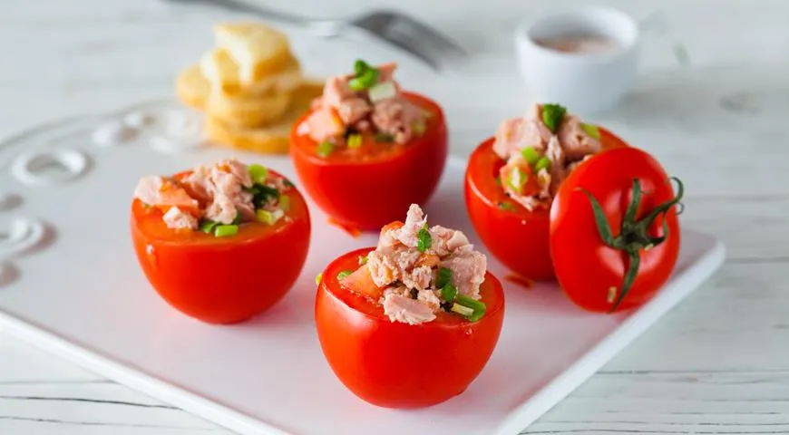 Помидоры, фаршированные консервированным тунцом