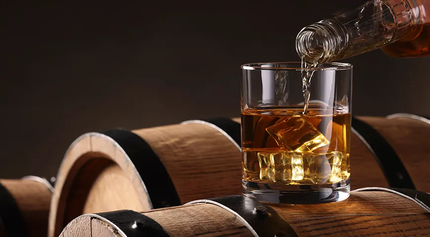 Базовые разновидности бурбона — стандартный (Straight Bourbon) и купажированный (Blended Bourbon)