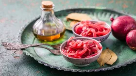 Как замариновать лук к шашлыку: быстро, вкусно и без горечи