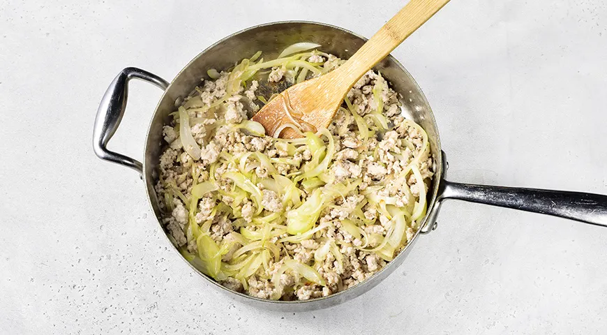 Жаренная картошка с фаршем на сковороде