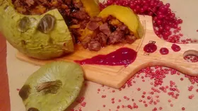 Говядина с черносливом в запеченной тыкве под бруснично-медовым соусом
