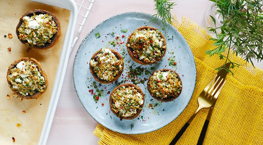 Шампиньоны, фаршированные сыром и оливками