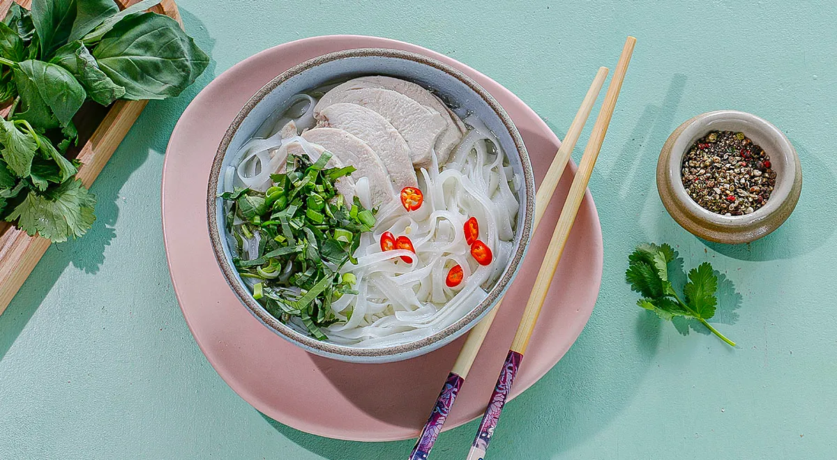 Куриный суп с рисовой лапшой по-азиатски