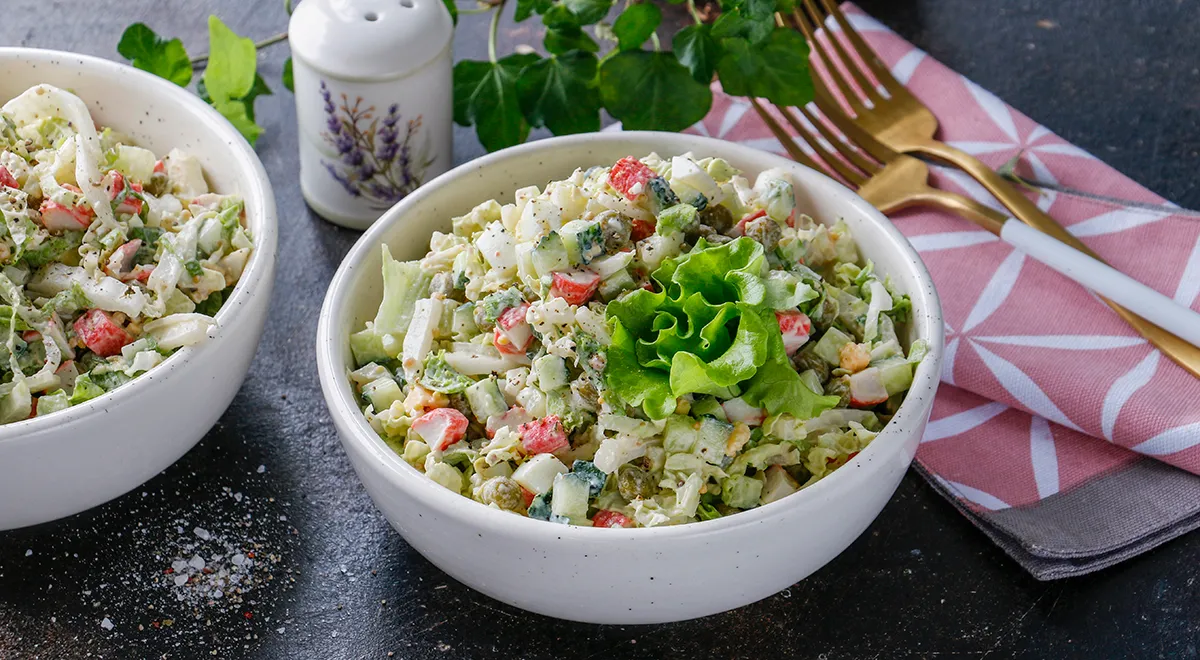 Салат с крабовыми палочками и горошком