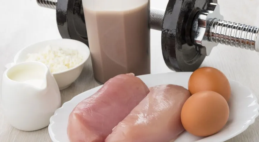 Наряду с яйцами и творогом куриная грудка считается источником протеина для спортсменов 