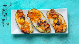 Картофельные лодочки с яйцом и беконом
