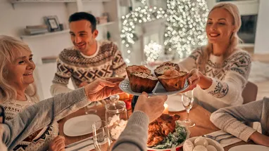 Новый год без проблем: врач напомнила, что делать при отравлении едой или напитками в праздничную ночь