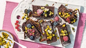 Шоколадные пирожные без выпечки с ягодами