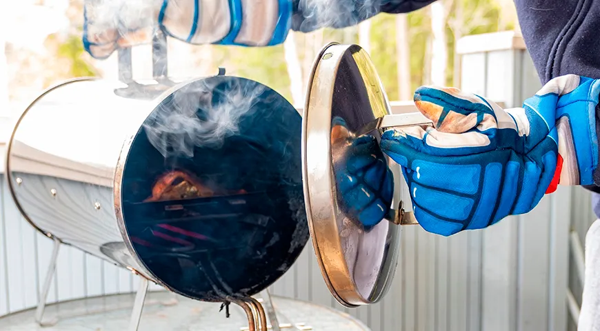 Копчение тайменя – отличный способ приготовить эту рыбу с нежным вкусом и ароматом дыма