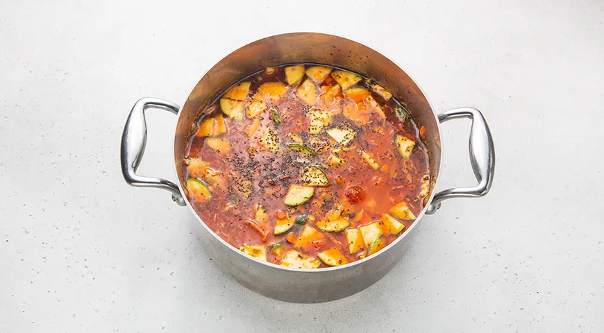 Томатный суп с курицей, консервированной фасолью и овощами