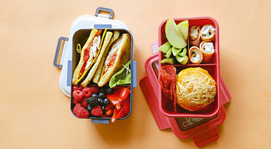 Предложите ребенку бутерброды в нестандартной подаче в виде сэндвичей или рулетиков