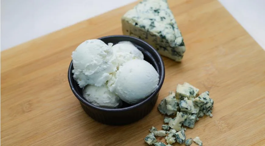 Мороженое со вкусом сыра с плесенью