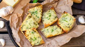 Бутерброды с сыром и чесноком: 5 быстрых рецептов для перекуса и гостей