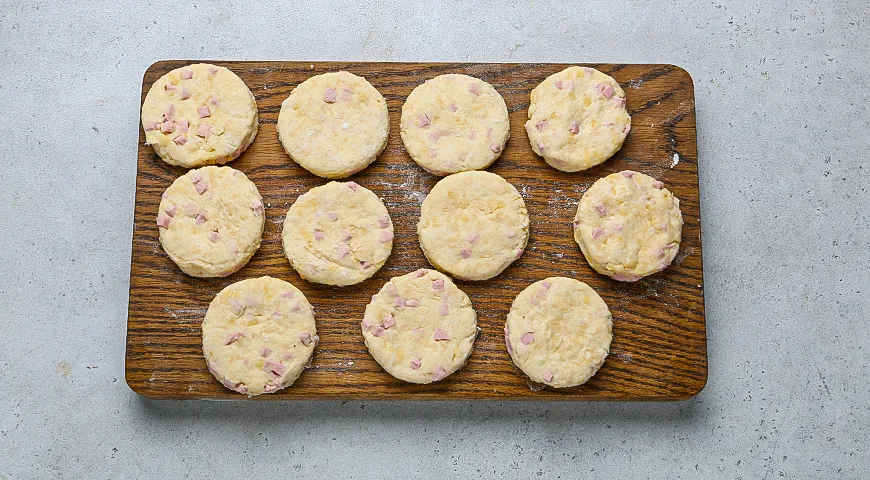 Сконы с вареной колбасой и сыром