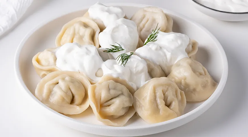 Качественная сметана 15% пахнет мягко, сдержанно-сливочно, с деликатной кислинкой