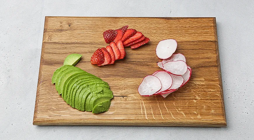 Бейгл с клубникой и авокадо