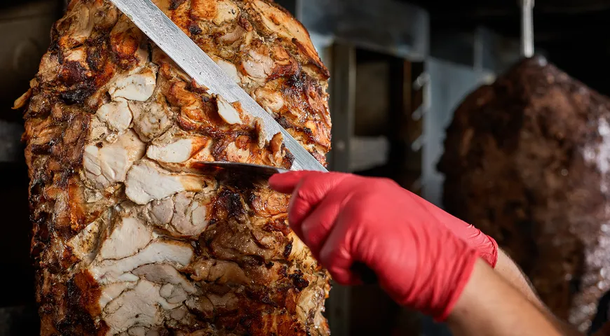 У качественной шавермы мясо сочное и мягкое, сбалансированное по соли и специям