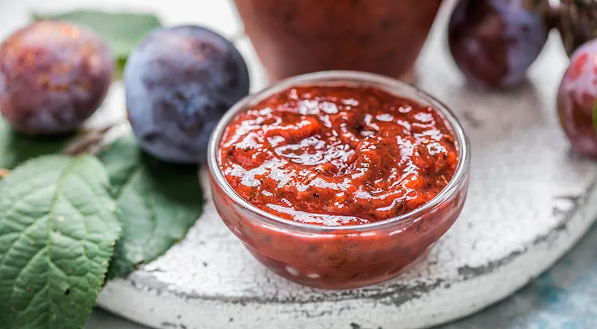 Уникальный вкус ткемали получается благодаря использованию алычи и особого набора грузинских трав