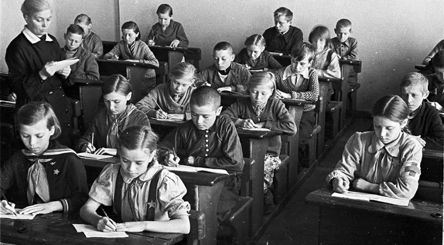 Учащиеся Сухаревской средней школы пишут диктант. Московская область, пос. Сухарево, 1942 г. Фото С. Васина
