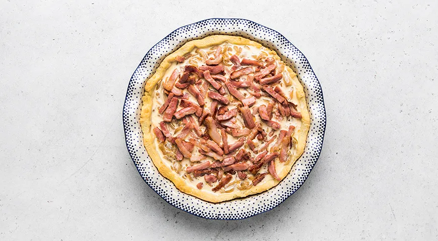 Французский луковый пирог с копченой грудинкой