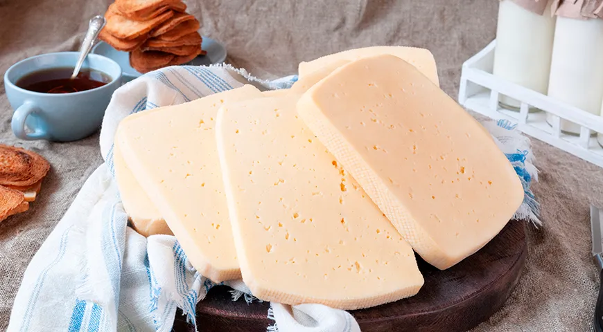 Свежий сыр обладает нежным ароматом с сливочно-кисломолочными нотами, легкой кислинкой и сладковатым подтоном