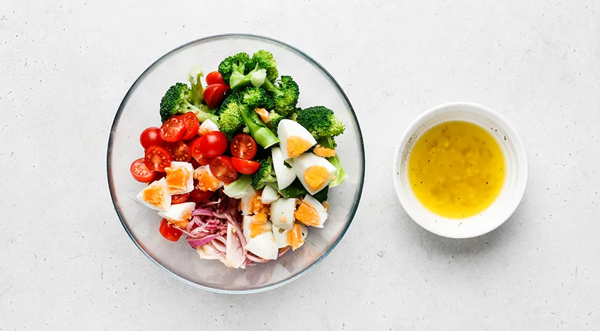 Салат с брокколи, помидорами, яйцами и луком