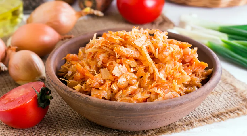 Хорошая тушеная капуста остается упругой и слегка сочной, а не слипшейся в плотный комок